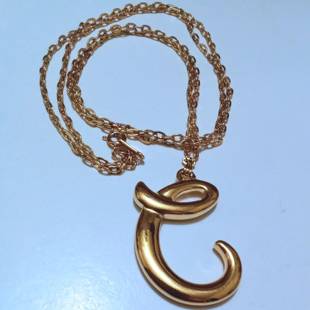 VINTAGE AVON GOLD TONE INITIAL “C”  PENDANT NECKLACE